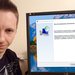 Владимир Белев на фоне монитора с открытой программой отката Windows 10 в контрольной точке.