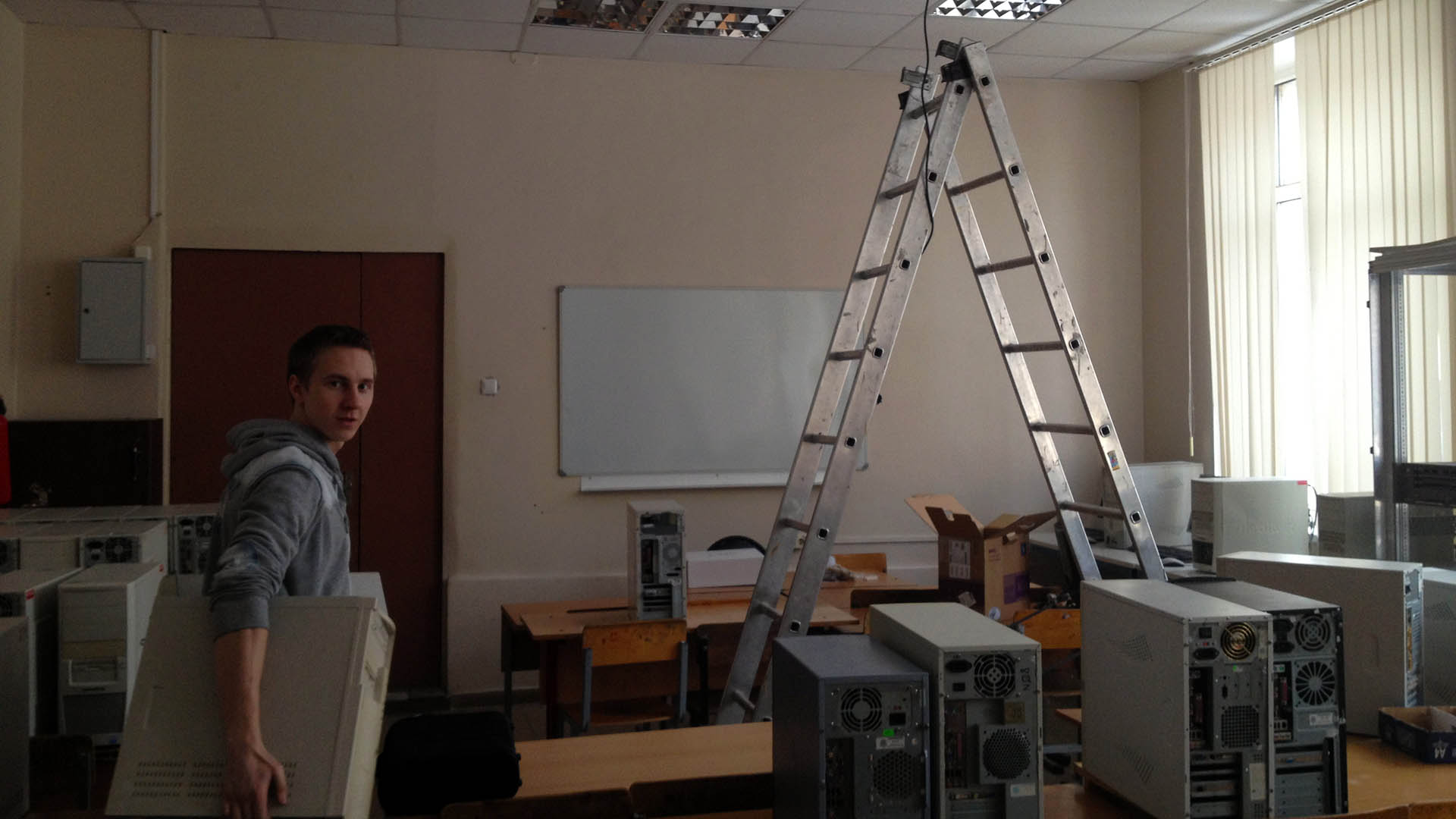 Работаю в Московском приборостроительном техникуме: обслуживаю компьютеры в аудитории.