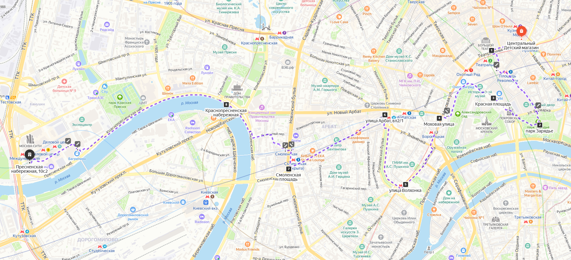 На карте Яндекс изображен один из вариантов длинного прогулочного маршрута, включающий посещение знаменитой улицы Арбат в Москве.
