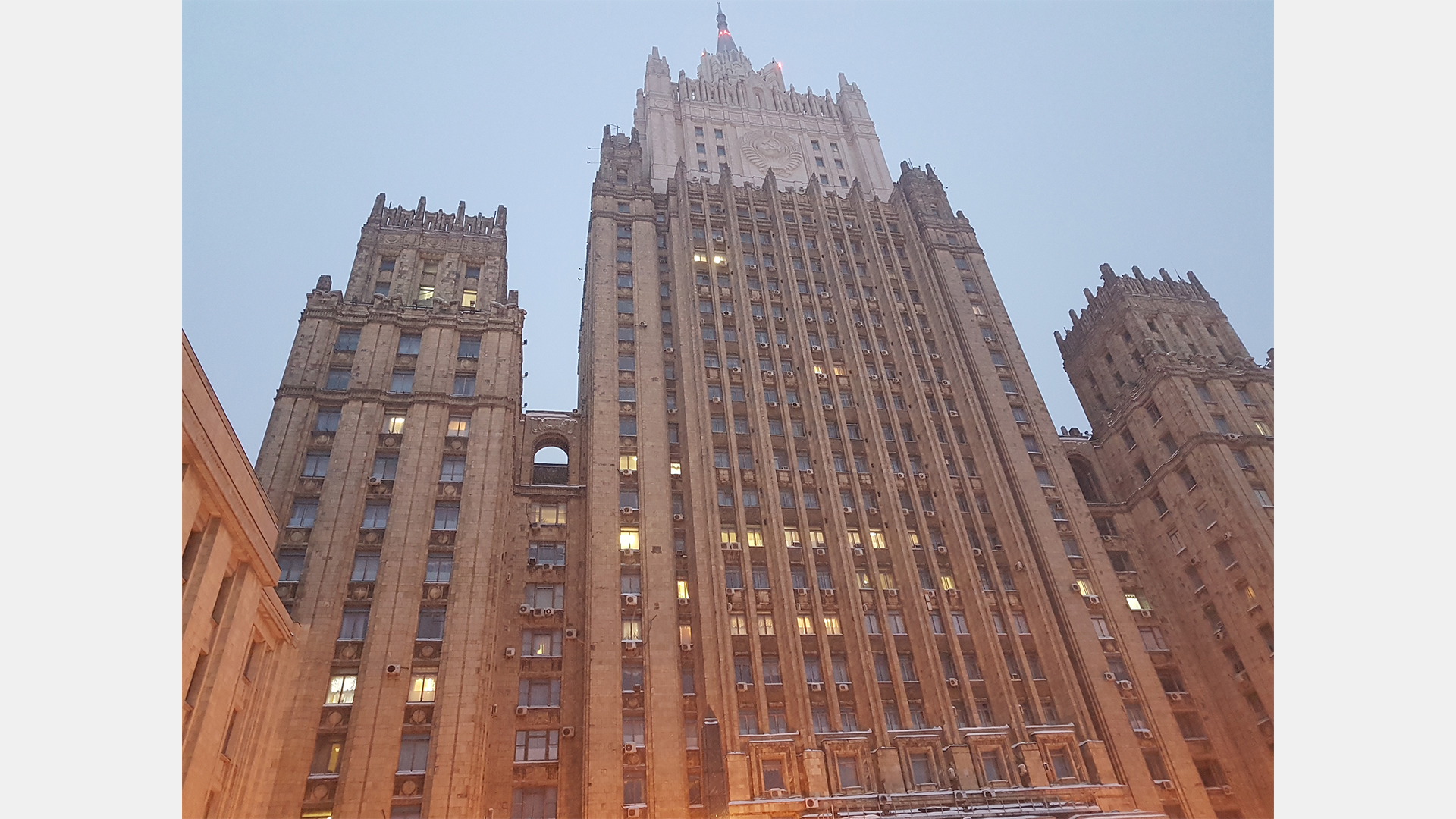 Эта огромная сталинская высотка рядом с Арбатом является Министерством иностранных дел России (МИД).