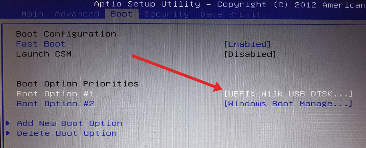 Окно BIOS (UEFI), открыт раздел Boot и показан выбор флешки в качестве первого загрузочного устройства компьютера.