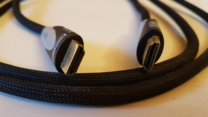 Сигнальный кабель для монитора формата HDMI.